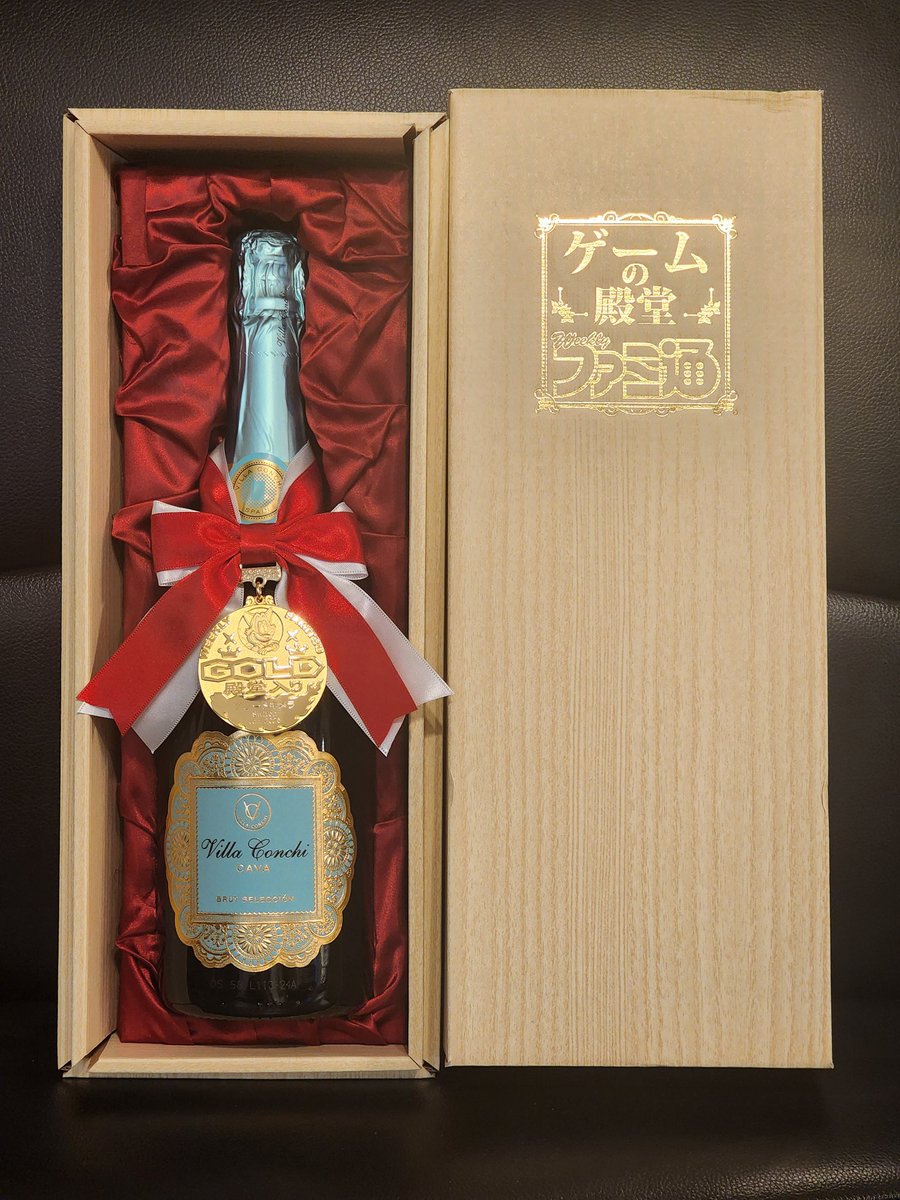 本日、ファミ通クロスレビューでゴールドを獲得した記念のメダル🏅と、お品が届きました🙌
ありがとうございます！！
#ブレードキメラ
#BLADE_CHIMERA
#新作
#ドット絵 
#Switch 
#Steam