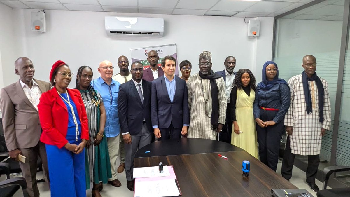 EnabelauSenegal's tweet image. Faire du Sénégal un hub pharmaceutique sous-régional, tel est le chantier sur lequel s’engagent Enabel et la Delivery Unit (DU) du projet de relance pharmaceutique qui viennent de concrétiser leur collaboration à travers la signature d’un accord opérationnel de partenariat dans…