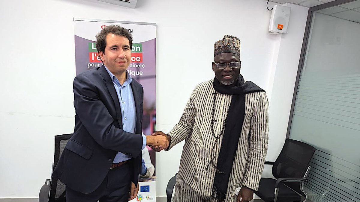 EnabelauSenegal's tweet image. Faire du Sénégal un hub pharmaceutique sous-régional, tel est le chantier sur lequel s’engagent Enabel et la Delivery Unit (DU) du projet de relance pharmaceutique qui viennent de concrétiser leur collaboration à travers la signature d’un accord opérationnel de partenariat dans…