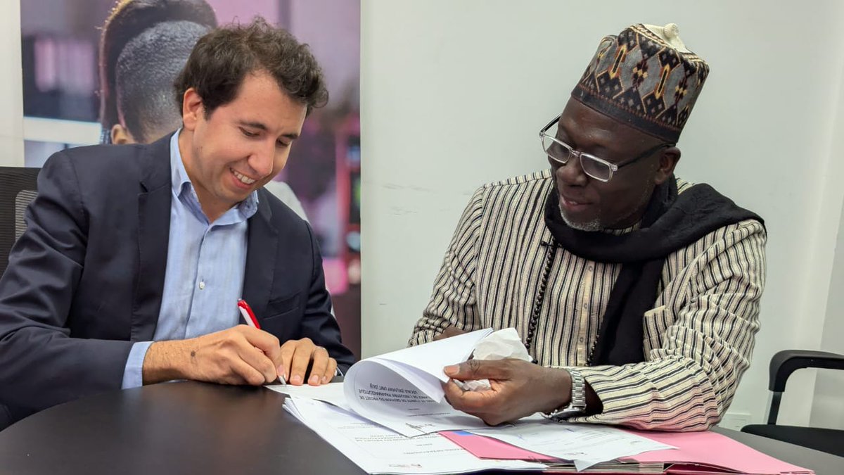 EnabelauSenegal's tweet image. Faire du Sénégal un hub pharmaceutique sous-régional, tel est le chantier sur lequel s’engagent Enabel et la Delivery Unit (DU) du projet de relance pharmaceutique qui viennent de concrétiser leur collaboration à travers la signature d’un accord opérationnel de partenariat dans…