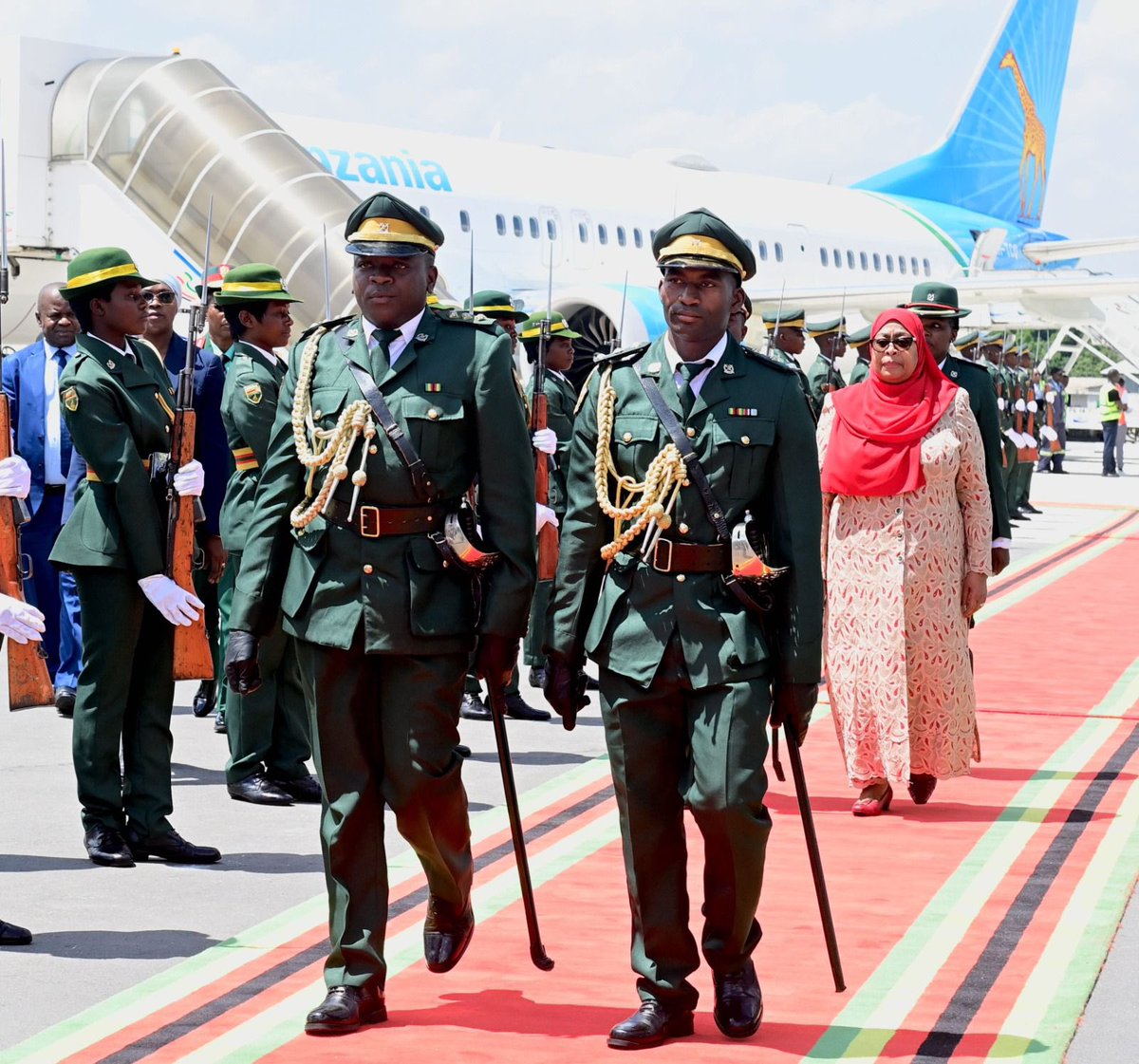 Rais, Mhe. Dkt. Samia Suluhu Hassan katika Uwanja wa Ndege wa Kimataifa wa Robert Mugabe, Harare nchini Zimbabwe kwa ajili ya kuhudhuria Mkutano wa Wakuu wa nchi wa Jumuiya ya Maendeleo Kusini mwa Afrika (SADC) unaofanyika leo tarehe 31 Januari, 2025.