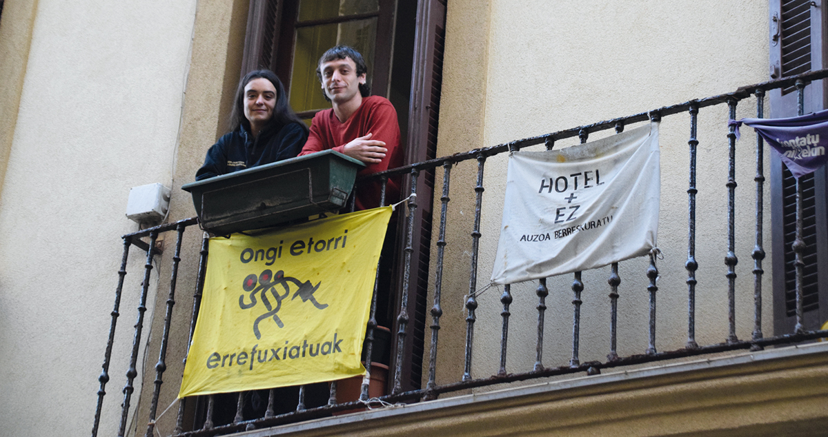 Erreportajea | Hamaika izan dira Abuztuaren 31ko 17. portalean okupatuta egon den etxean bizi izan direnak. Etxearen jabetza «esku batetik bestera» igaro duten honetan, agur esatea tokatzen zaie gaur Irati Sanchez eta Markel Alonso azken bizilagunei.

irutxulo.hitza.eus/2025/01/31/zor…