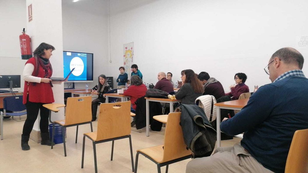 FRAVM's tweet photo. Hoy asistimos a los Cafés Innovadores de la @UAHes

Un espacio para explorar las posibilidades del #AprendizajeYServicio: una forma de llevar la Universidad a los barrios y los barrios a la Universidad, conectando con sus #AsociacionesVecinales y fomentando la #InnovaciónSocial https://t.co/XqnFFrJoKC