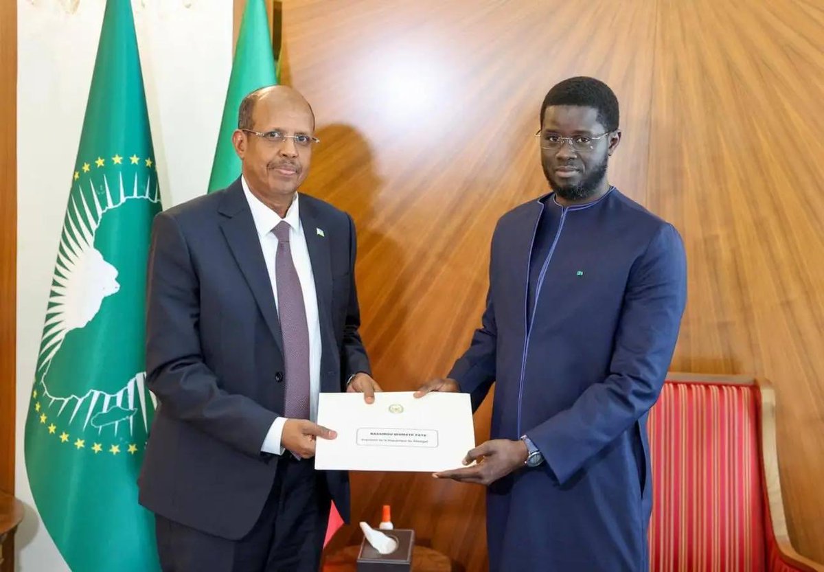 Senegal President has endorsed Djibouti's President Mahamoud for the AUC. Mbele iko sawa