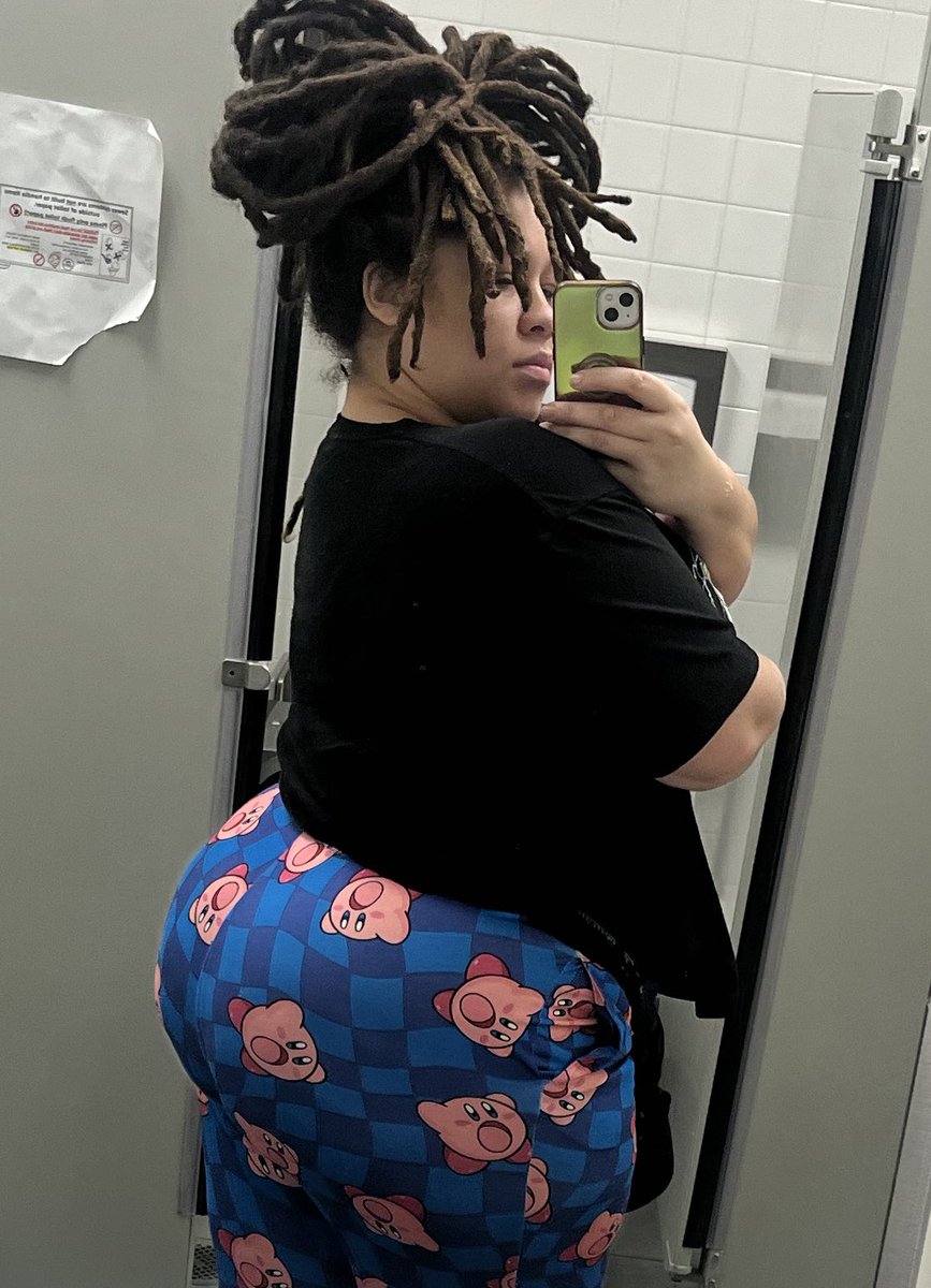 megamiandyami's tweet photo. Good morning 💟 get yall asses up, ITS FRIDAY https://t.co/JWVy0POGTu