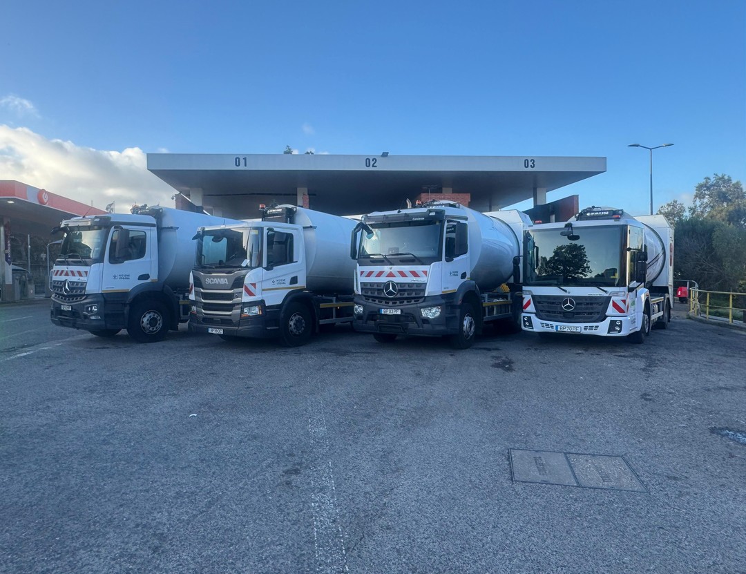 Quatro viaturas vão reforçar os circuitos da Higiene Urbana da Câmara de Lisboa. São camiões de recolha dotados de um sistema rotativo que permite compactar os resíduos. Um investimento de 418 mil euros.
#Lisboa Limpa, sim!