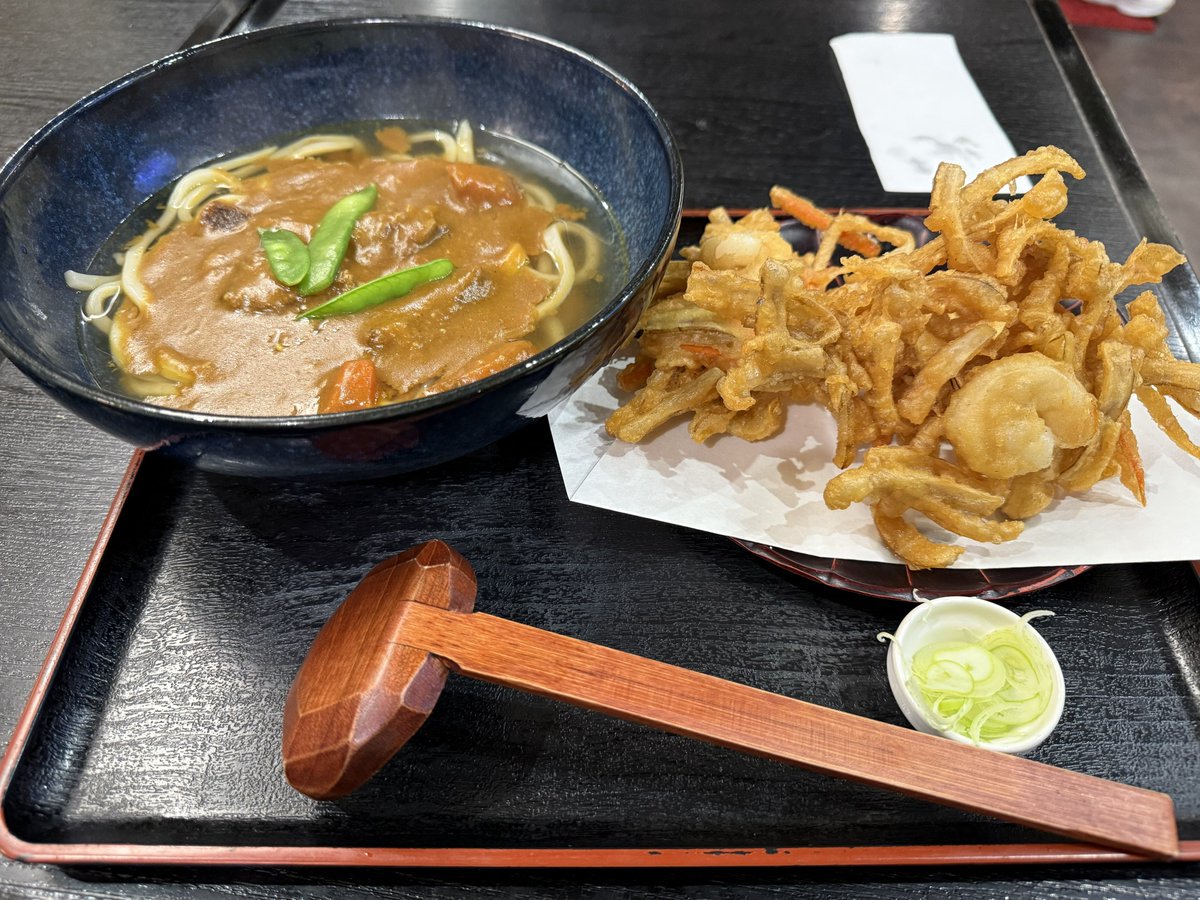 keinotronics's tweet photo. 今日でついに閉店を迎える、讃岐うどんのお店「かのうふや」さんに行ってきた。

今回は念願のカレーうどん。お蕎麦屋さんの、ま��やかなカレー味を想像していた愚かなボクに、スパイシーな味わいが突き刺さった。3Vぐらいの電撃に打ちひしがれてお水を��みまくっていたボクに、店員のお姉さんが「一回しか食べた事ないけど、思ったより辛いですよね」と優しく問いかけてくれた。

カレーうどんは、実際に食べ応えがあるし、人気メニューらしくボクのすぐ後で品切れとなった。せっかくのカレーなので、ごぼうのかき揚げをお汁につけて食べたのであった。

Xで知って一週間前に初めてお店に行ったが、店員のお姉さんに話しかけてもらえる常連の気分を味わえた。そして、うどんのお汁が好きだった。

名残惜しいが今日で最後だ。大正時代から連綿と続くうどん伝説は、海外のガイドブックにも載るほどになったが、ついに今日、神話となった。。。永遠なれ。