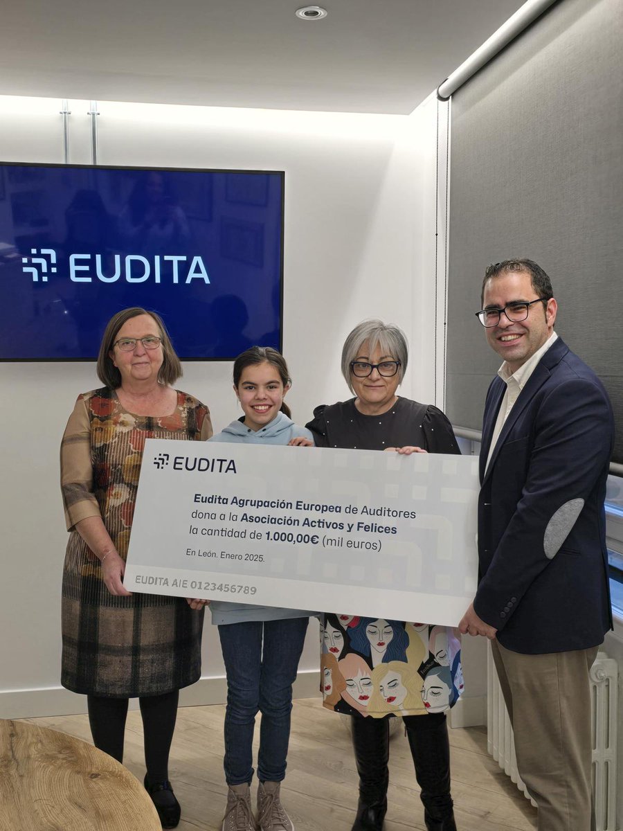 Eudita_es's tweet photo. El socio de @Eudita_es, Miguel Roberto, hace entrega del cheque por el donativo realizado este año a la Asociación independiente y sin ánimo de lucro de León Activos y Felices ONG, especialmente comprometida con el acompañamiento en su entorno rural. https://t.co/111sbJpYlI