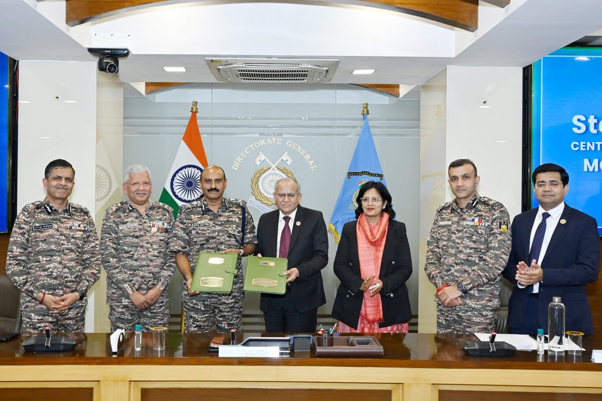 crpfindia's tweet photo. #CRPF & #SBI Strengthen Welfare Benefits! 

A revised #MoU on #CAPSP was signed in the presence of Shri G. P. Singh, DG #CRPF and top officials of @TheOfficialSBI on 31 Jan 2025, enhancing financial security for serving & retired personnel:

- ₹1 Cr PAI cover for serving personnel
- ₹10 Lakh Life Insurance (up to 65 years) for serving personnel 
- ₹50 Lakh PAI cover for veterans

A step towards greater welfare & security for our bravehearts.