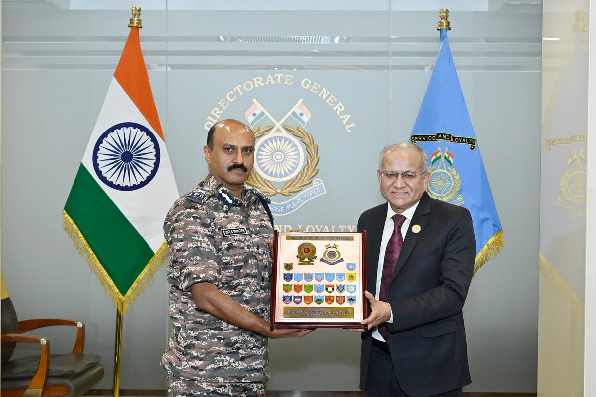 crpfindia's tweet photo. #CRPF & #SBI Strengthen Welfare Benefits! 

A revised #MoU on #CAPSP was signed in the presence of Shri G. P. Singh, DG #CRPF and top officials of @TheOfficialSBI on 31 Jan 2025, enhancing financial security for serving & retired personnel:

- ₹1 Cr PAI cover for serving personnel
- ₹10 Lakh Life Insurance (up to 65 years) for serving personnel 
- ₹50 Lakh PAI cover for veterans

A step towards greater welfare & security for our bravehearts.