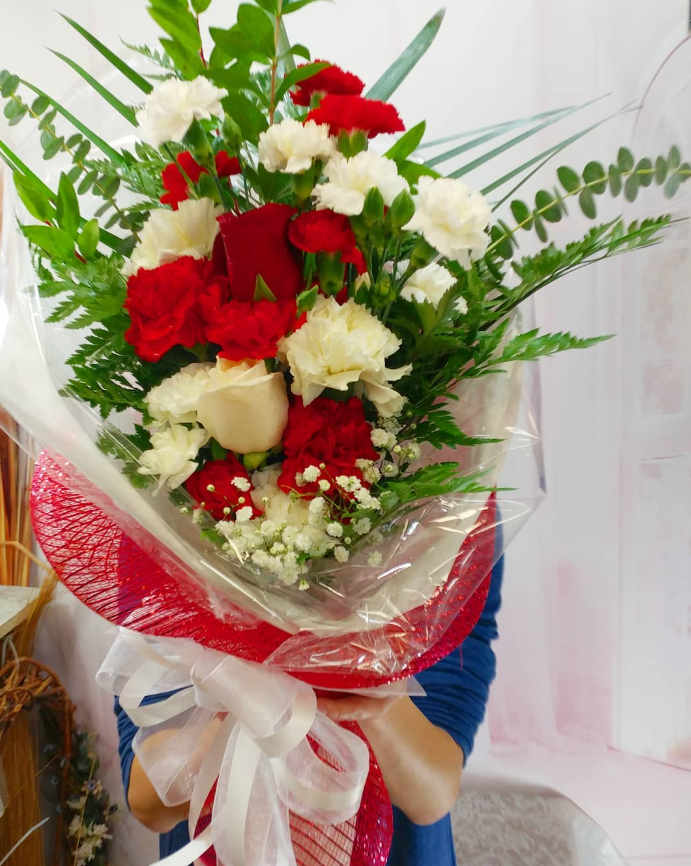 flowersjoyy's tweet photo. Share some love!

#myjoyflowershop #familybusiness #familyowned #floral #florist #handbouquet #floralarrangement #flowerstagram #roses #carnation #redandwhite #flowershops #floralbouquet #florals #flower https://t.co/AE4vj0QY0M