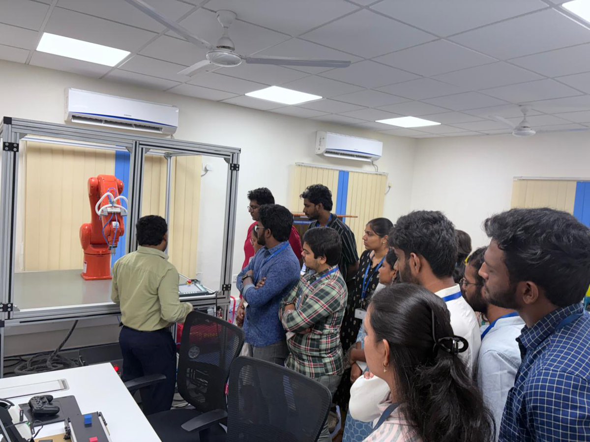 STPI_KALPATARU's tweet photo. As part of the Industrial Visit, Computer Science & Engg., students of @GITAMUniversity, Visakhapatnam visited #STPI_KALPATARU CoE. They were informed about various offerings and showcased the Industry4.0 lab facilities. @arvindtw @guptaa_sanjay @KavithaC8 #STPIINDIA #STPINEXT https://t.co/GXgKtUsTEX