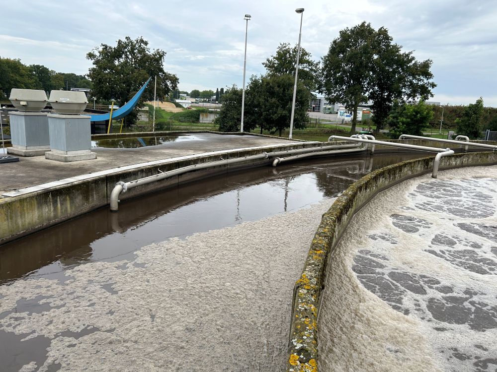 De zuivering in Dedemsvaart wordt zwaar belast met afvalwater uit de voedingsmiddelenindustrie. Dat heeft consequenties voor het beluchtingssysteem van de zuivering. Het systeem is inmiddels behoorlijk op leeftijd en aan vervanging toe.
vechtstromen.nl/projecten/actu…