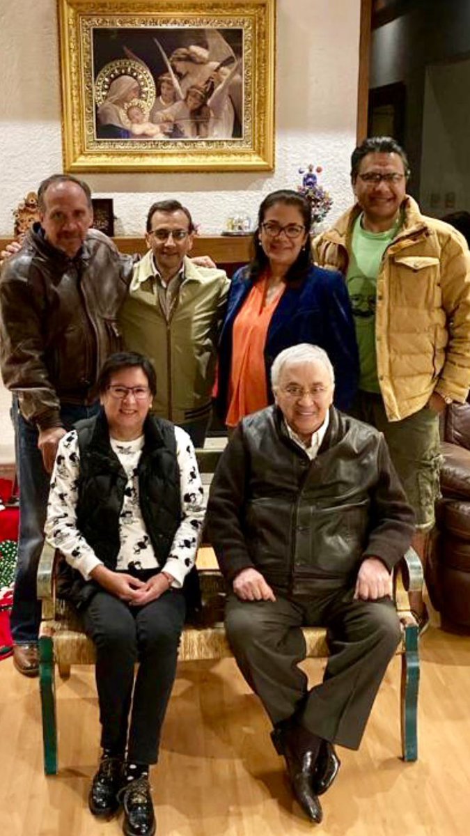 raoulvargas's tweet photo. Queridísima Martha Hilda: Somos orgullosamente "Los Chuayffetos".
Así nos bautizaron en la Facultad de Derecho en 1984-85 cuando don Emilio Chuayffet Chemor se convirtió en nuestro maestro de Derecho Administrativo y desde entonces, ha sido nuestro entrañable mentor de vida. https://t.co/OUNTWJpbrn