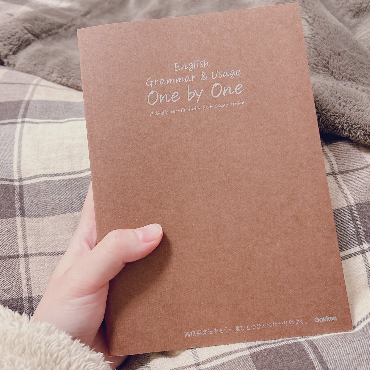 3_sheep__'s tweet photo. いつか勉強しなおしたいなと思ってた英語。買った本のカバーが参考書！って感じだったのに、��したらかわいかった📕 https://t.co/LHRTnU4cqX