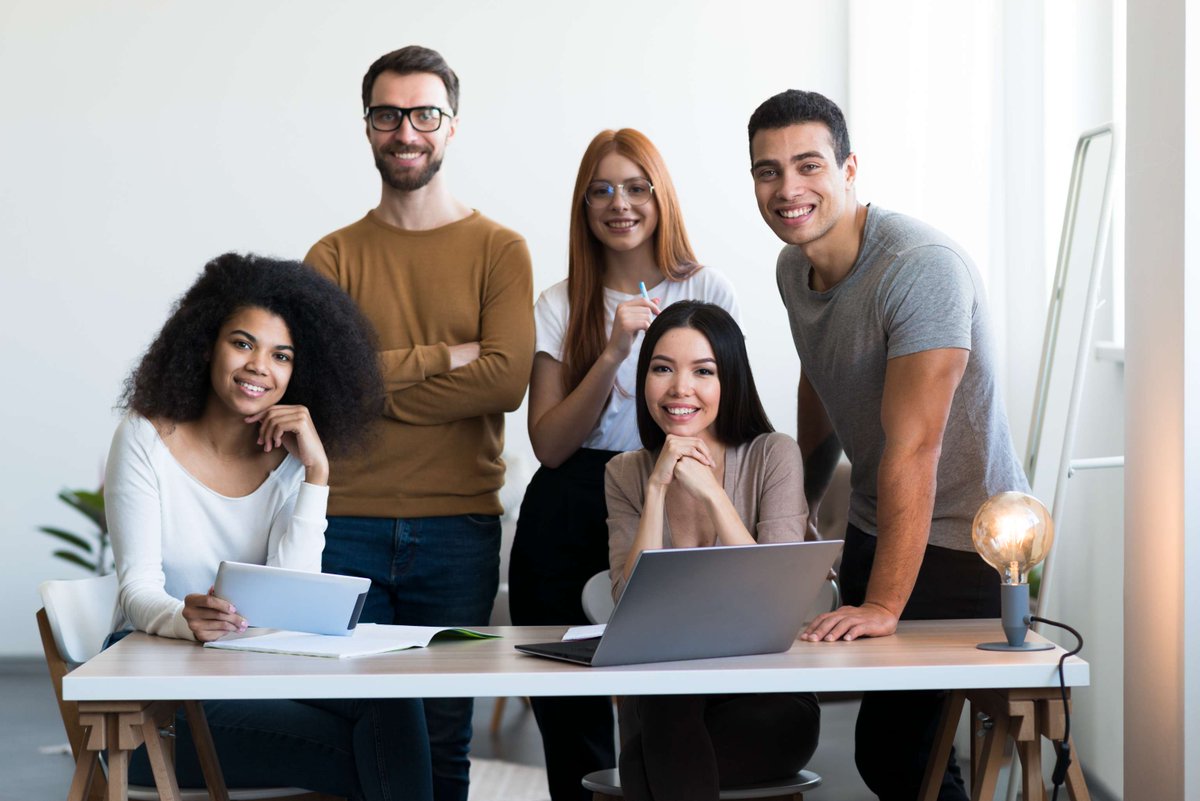 🚀 Mentores para el cambio 🌱

Hoy los y las estudiantes de IE Business School, en colaboración con AWS, presentarán soluciones innovadoras diseñadas para resolver los desafíos de ONGs de pequeño y mediano tamaño. 💡

¡Es hora de elegir al ganador o ganadora! 🎉