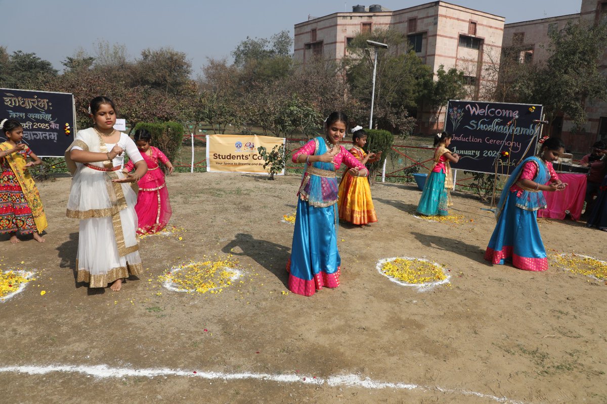cdriacademy's tweet photo. 🌸 The event was followed by a beautiful Kathak dance performance by the kids from GULMOHAR, the CDRI creche. Their graceful performance was a treat for all! 💃 #Kathak #KidsPerformance @ritu_trivedi https://t.co/a4qwH3UIRa