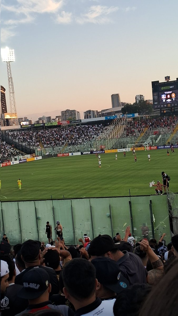 dreadlokoos's tweet photo. 219.000 pesos el abono más bajo , para tener unos acrílicos qué no permite ver el partido , que vergüenza b$n @ColoColo @CSDColoColo https://t.co/Sbk8MHsJll
