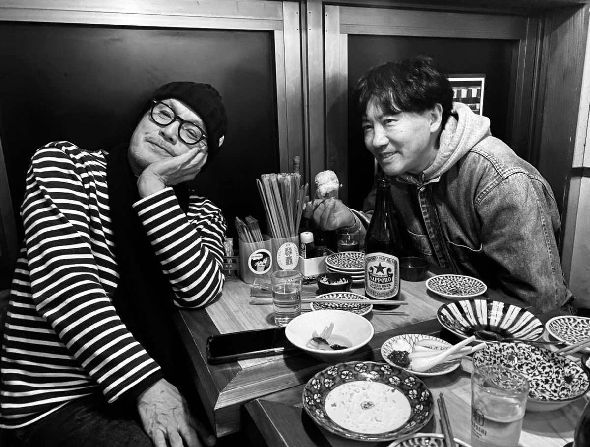 Eguchinn's tweet photo. 白い原稿用紙、松本PARCOさよならライブを明日に控え、最後のお願いにまいりました！江口寿史ととり・みきによるフォークデュオ白い原稿用紙のライブを見れる希少な機会です！入場者にはトートバッグ、缶バッジ、ステッカーを全員にプレゼント！まだ間に合いますよ！お申し込みは
こちらをチェック→ @dailies_mitaka