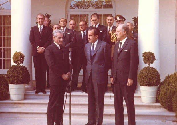 یک نمونه از عقب ماندگی دوران پهلوی این بود که ایران در دوران پهلوی به شدت به کمک‌ها و تکنولوژی غربی وابسته شد. این وابستگی در بخش‌هایی مانند نظامی، اقتصادی و فرهنگی به چشم می‌خورد که باعث می‌شد ایران در تصمیم‌گیری‌های استراتژیک خود کمتر مستقل عمل کند

#روایت_پهلوی
#روزگار_سوخته