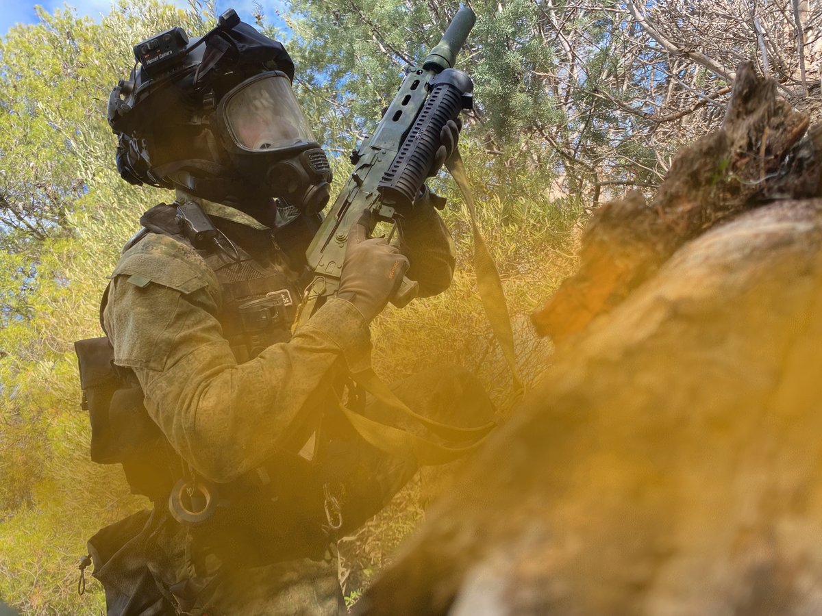 SotnooseZ's tweet photo. Back at it again. Whatcha think of the Bizon? 

#airsoft #cyma #evike #Twitter #tactical #TacticalGear #gasmask #guns https://t.co/gFkg9Hba0R