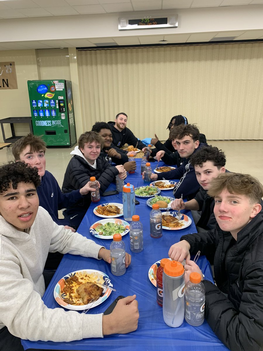 WebWarriorBball's tweet image. Team dinner last night before a trip to Fairport today! #LetsGetIt #WakeUpWarriors JV tip off at 6:00, Varsity 7:30 ⚔️