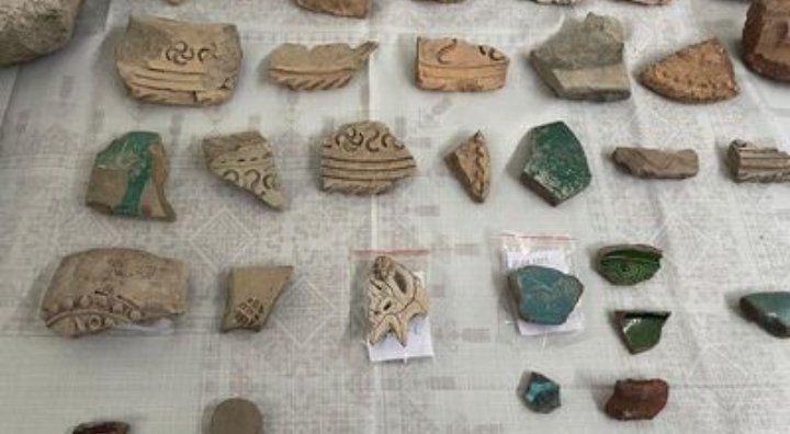 bitigtarih's tweet photo. İzmir Katip Çelebi Üniversitesi ve Moğolistan Devlet Üniversitesi'nin akademisyenlerinin ortaklaşa yapmış olduğu yüzey araştırmaları sonucundan Van'ın Çaldıran bölgesinde İlhanlı Hükümdarı Hülagü Han tarafından yaptırılan yazlık sarayın kalıntılarına ulaşıldı. https://t.co/t1NkFSYcfH