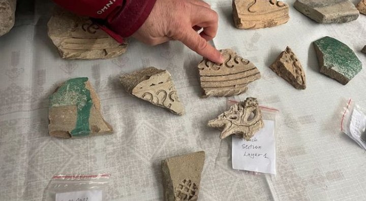 bitigtarih's tweet photo. İzmir Katip Çelebi Üniversitesi ve Moğolistan Devlet Üniversitesi'nin akademisyenlerinin ortaklaşa yapmış olduğu yüzey araştırmaları sonucundan Van'ın Çaldıran bölgesinde İlhanlı Hükümdarı Hülagü Han tarafından yaptırılan yazlık sarayın kalıntılarına ulaşıldı. https://t.co/t1NkFSYcfH
