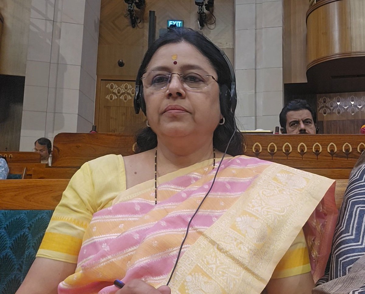 Medha_kulkarni's tweet photo. "जब हम सब मिलकर बढेंगे, तो हमारी आनेवाली पीडिया, 2047 में  सशक्त, समृद्ध और विकसित भारत देखेगी l " 

केंद्र शासनाच्या अर्थसंकल्पीय अधिवेशनाच्या पहिल्या दिवशी मा. राष्ट्रपती महामहीम Draupadi Murmu जी यांनी दोन्ही सभागृहाच्या एकत्रित सत्रामध्ये आगामी वर्षातील सरकारच्या संकल्पांविषयी भाष्य केले. 
सहविचाराने व समविचाराने एकत्र येऊन काम केल्यास देश नक्कीच प्रगतीपथावर जाईल अशी खात्री त्यांनी व्यक्त केली.

येणाऱ्या अर्थसंकल्पाविषयी आणि त्यातून महाराष्ट्रासह देशातील इतरही सर्वच राज्यांना काय उपलब्धी असणार आहेत, याविषयी मनामध्ये उत्सुकता आहे.