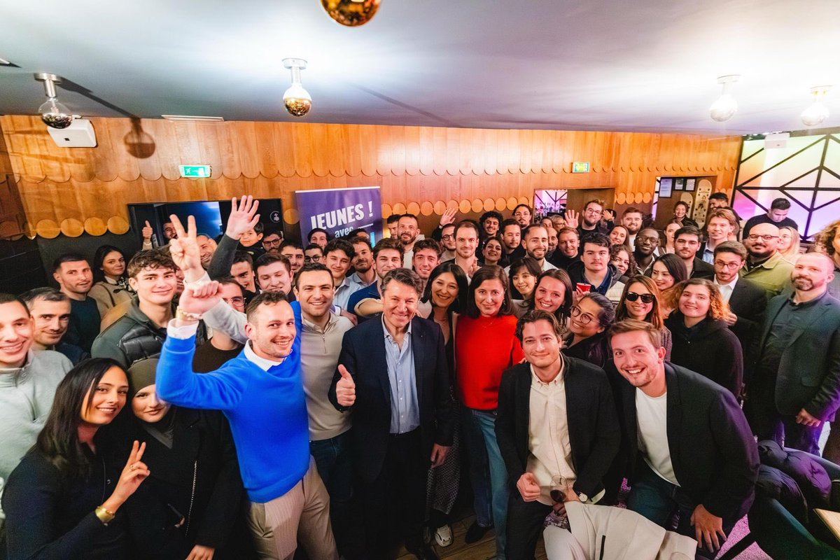 MathieuSoler's tweet photo. Hier, c’était le lancement des Jeunes @avec_estrosi !

La jeunesse de la @VilledeNice est unie et rassemblée autour de @cestrosi afin de continuer de faire de notre ville un laboratoire de projets et d’avenir. 

Ensemble, nous continuerons à faire rayonner Nice ! https://t.co/tofLYucBLC