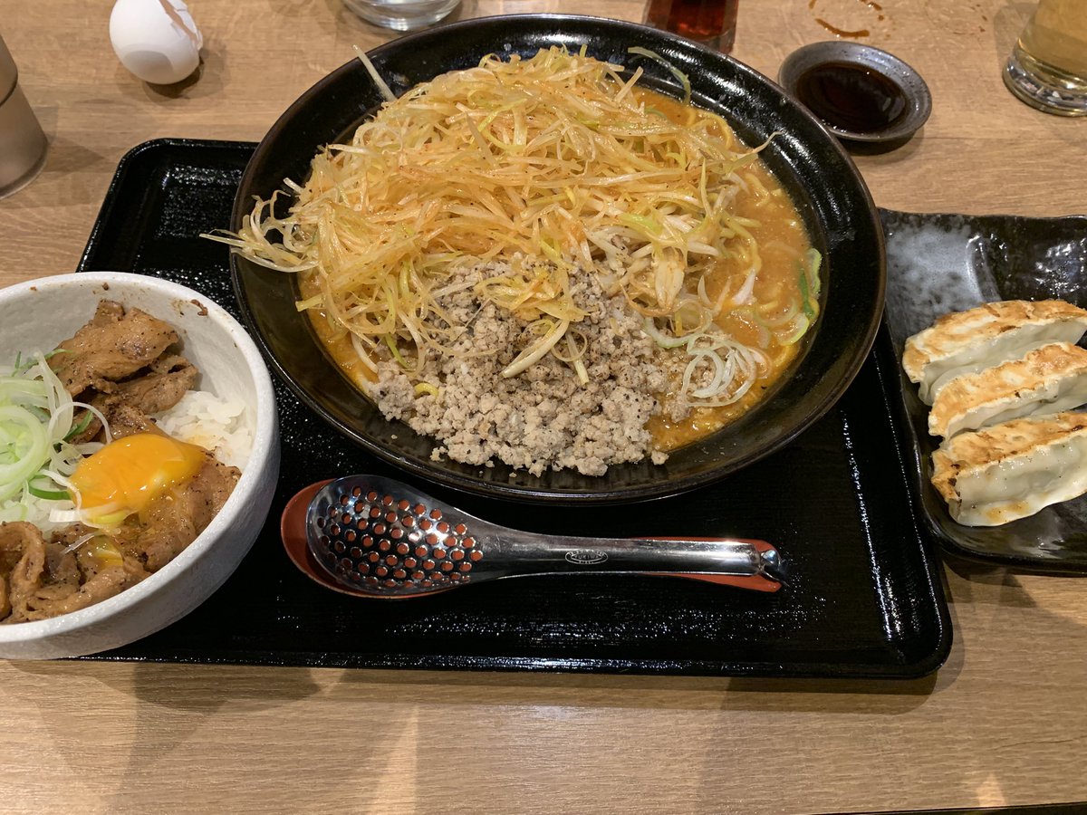 今日はお仕事頑張ったから3人でマルキンラーメン(o´罒`o)
辛ねぎ味噌ラーメンと餃子とご飯