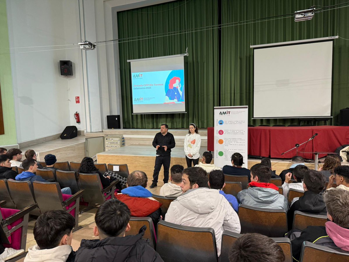 AMITCyL's tweet image. Presentación de @AMITCyL en las jornadas de orientación profesional del CIFP RÍO TORMES @AuTormesCIFPRio "propulsando" 🚀 el papel de la mujer en la automoción 🚗✈️🚁