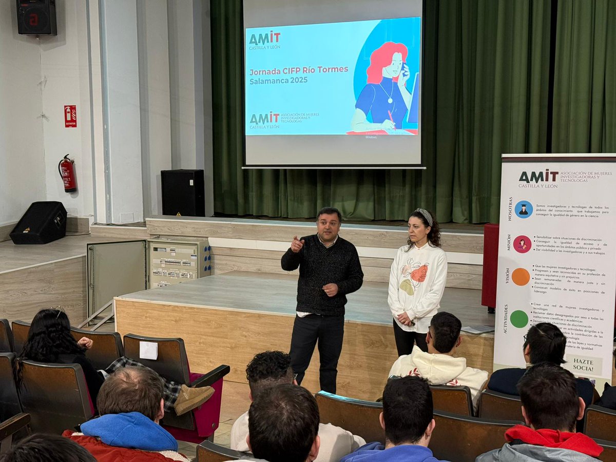AMITCyL's tweet image. Presentación de @AMITCyL en las jornadas de orientación profesional del CIFP RÍO TORMES @AuTormesCIFPRio "propulsando" 🚀 el papel de la mujer en la automoción 🚗✈️🚁