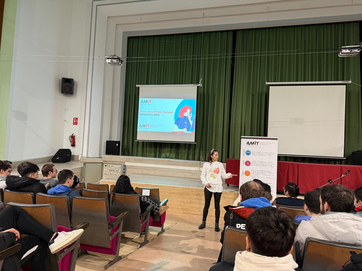 AMITCyL's tweet image. Presentación de @AMITCyL en las jornadas de orientación profesional del CIFP RÍO TORMES @AuTormesCIFPRio "propulsando" 🚀 el papel de la mujer en la automoción 🚗✈️🚁
