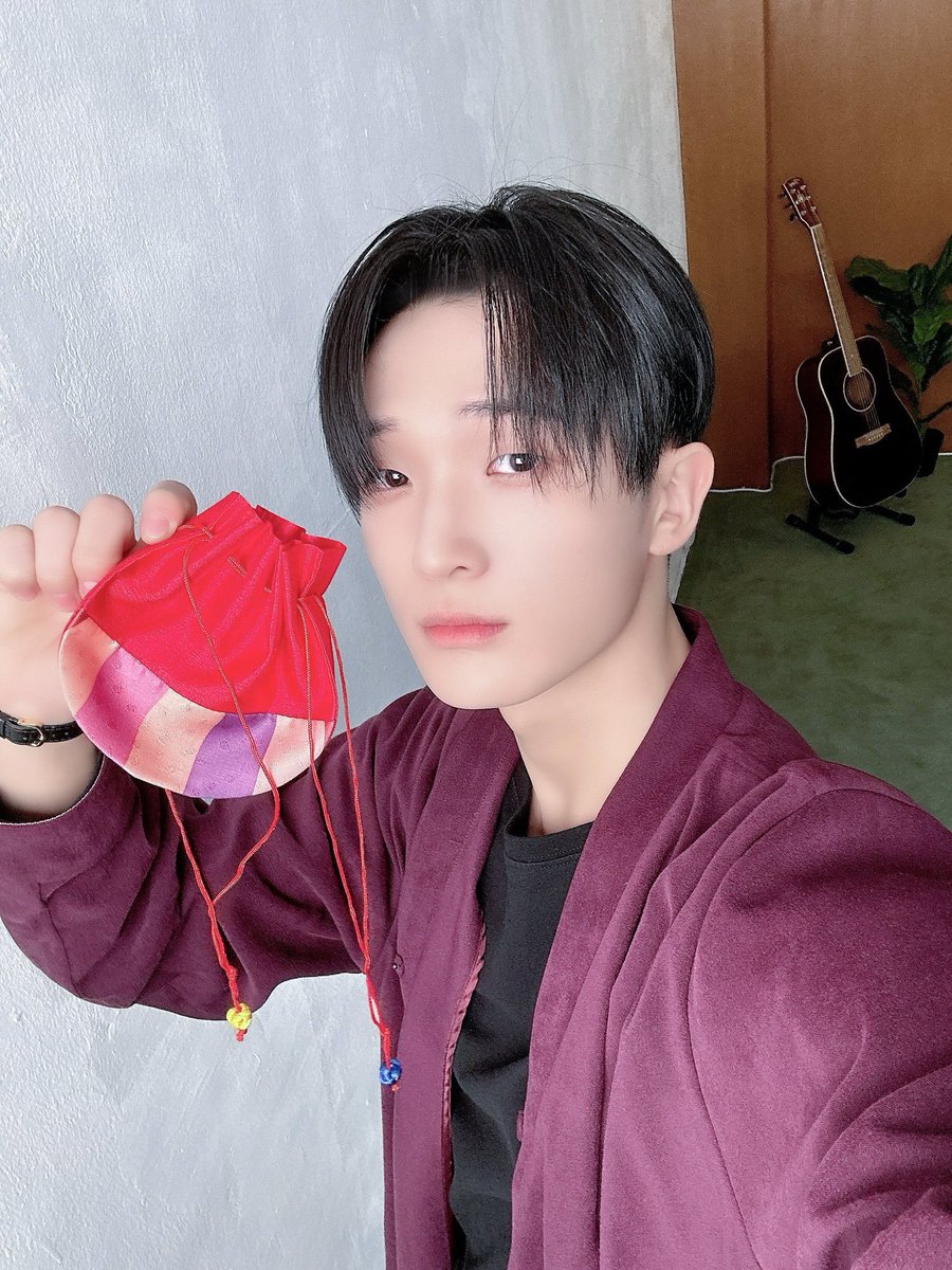 SUMIN_FR_FAN's tweet photo. ⚪️ |「𝐏𝐇𝐎𝐓𝐎」

[pour.Road𝓨] 
Le cadeau du Nouvel An lunaire est arrivé 💝
#SUMIN 

🔘| @xikers_official 

⸺

#SUMIN #CHOISUMIN #수민 #KQFELLAZ2 #KQFELLAZ #XIKERS 
#HOUSE_OF_TRICKY #Trial_And_Error https://t.co/MkaV7cYISI