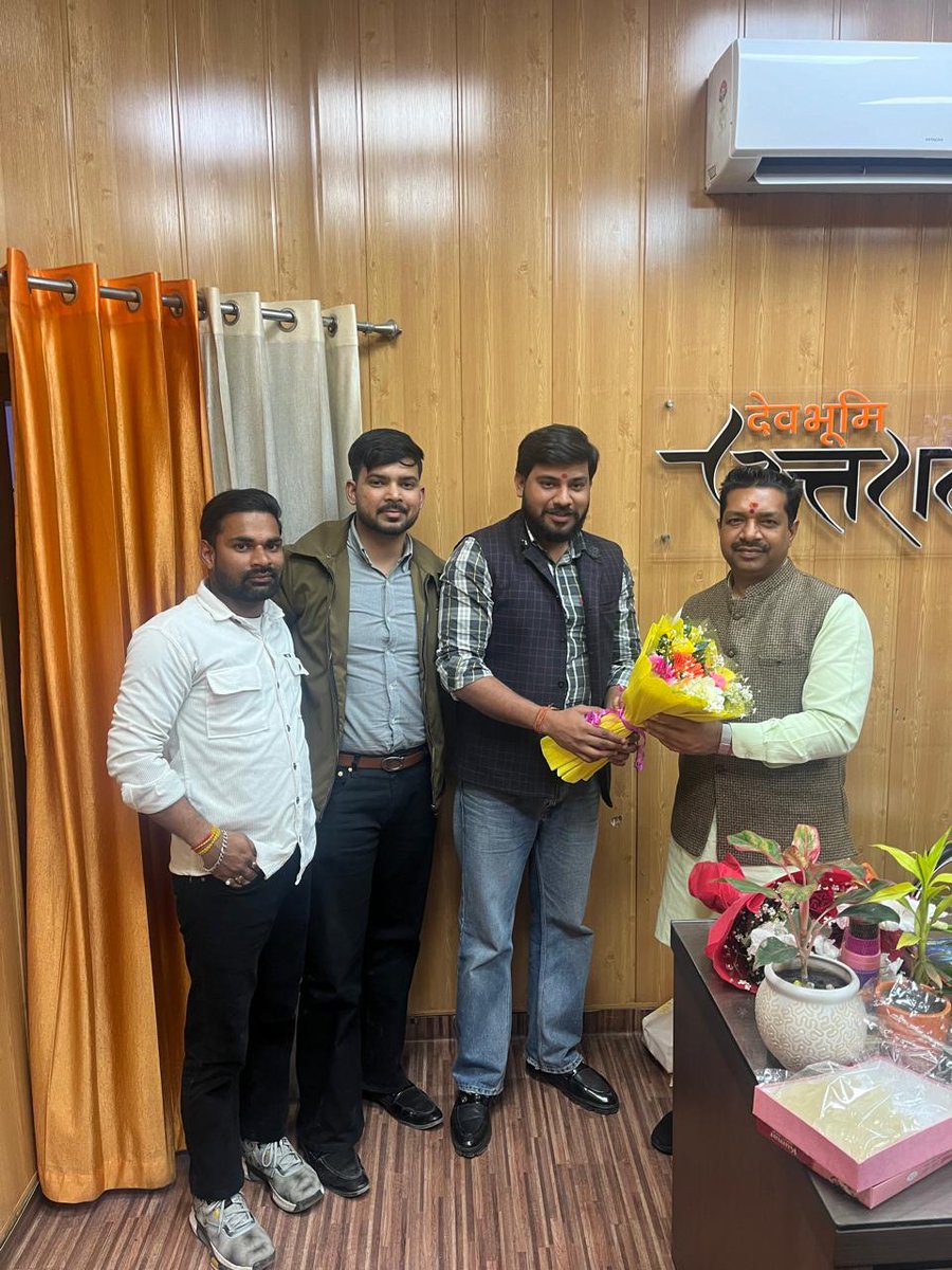 surajshuklabjp's tweet photo. आज आदरणीय श्री @ajaeybjp जी भाईसाहब (प्रदेश महामंत्री संगठन, भाजपा, उत्तराखंड) से उत्तराखंड प्रदेश कार्यालय पर मिलना हुआ! निकाय चुनाव में मिली जीत के लिए उन्हें शुभकामनाएँ प्रेक्षित की!
  भाईसाहब के नेतृत्व में भाजपा उत्तराखंड नित्य कीर्तिमान स्थापित कर रही है! https://t.co/XF0HbyQTrV
