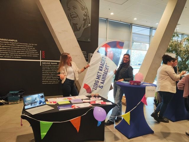 NHL Stenden Stagemarkt brengt bedrijven en studenten met elkaar in contact
 Ook dit jaar was Connecting Hands van de partij op de stagemarkt van NHL Stenden voor de studenten van Social Studies. 
Zinvol en mooi om nu al de verbinding te leggen met onze toekomstige collega's.
