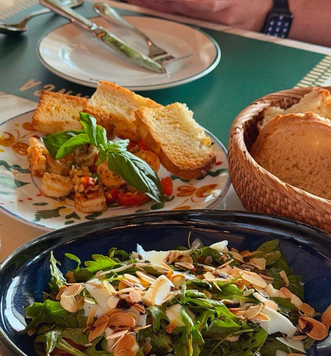 `♡🍝 จะวาเลนไทน์แล้วว ใครมีแพลนไปเดทกับแฟนที่ Bianca แนะนำให้จองร้านก่อนนะ ถ้าใครกะวอคอินคือรอเป็นชั่วโมง บรรยากาศดี อาหารอร่อย พาสต้าคือเต็มสิบบเรามีวิธีการจองโต๊ะแบบชัวร์ๆ ไม่ชาร์จ ไม่บวกเพิ่มมาฝาก นี้ก็พึ่งรู้จัก GrabFood Dine Out Deals คือนางสามารถจองร้านเริสๆ ได้เยอะมาก ง่ายแถมคุ้มอีกตั้งหาก