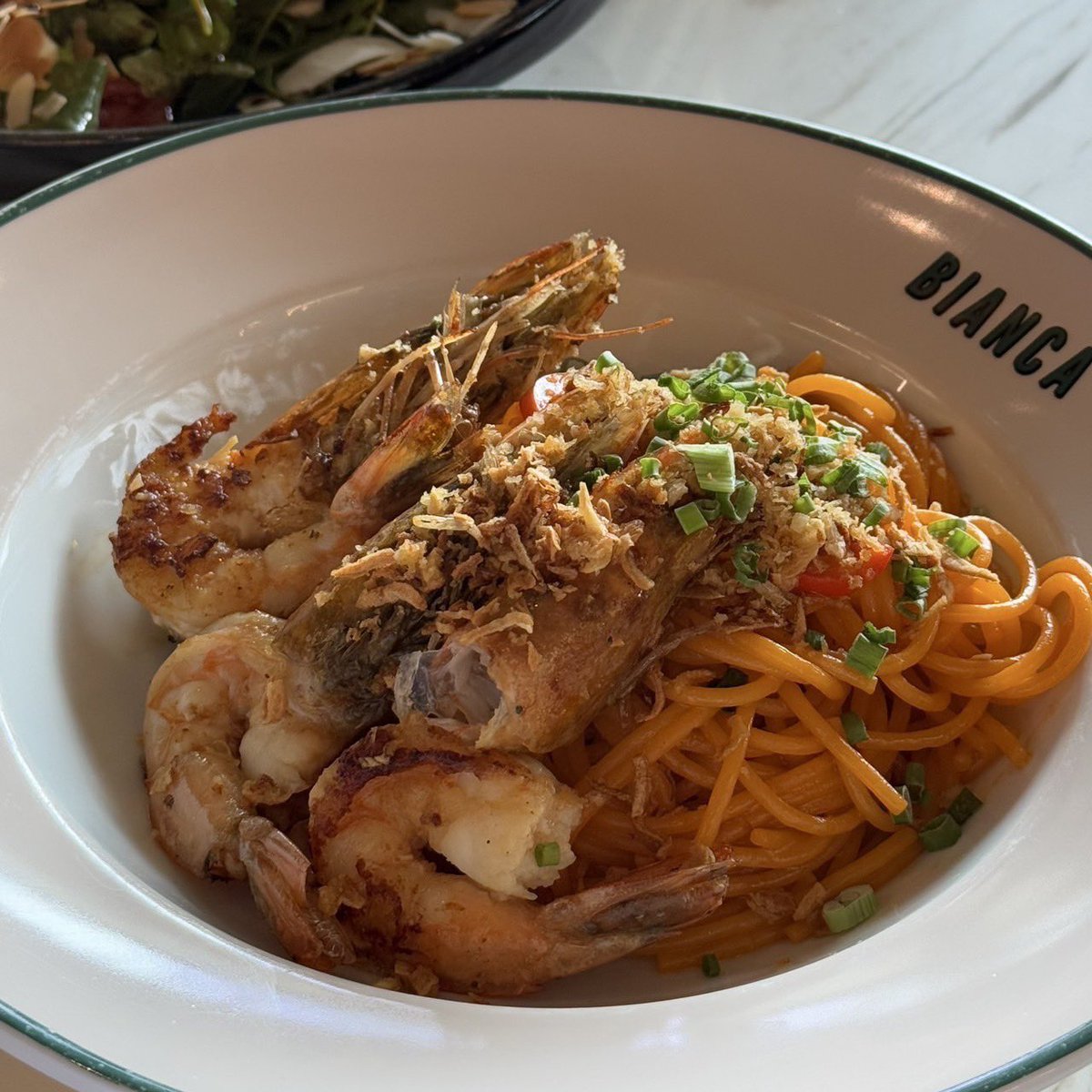 `♡🍝 จะวาเลนไทน์แล้วว ใครมีแพลนไปเดทกับแฟนที่ Bianca แนะนำให้จองร้านก่อนนะ ถ้าใครกะวอคอินคือรอเป็นชั่วโมง บรรยากาศดี อาหารอร่อย พาสต้าคือเต็มสิบบเรามีวิธีการจองโต๊ะแบบชัวร์ๆ ไม่ชาร์จ ไม่บวกเพิ่มมาฝาก นี้ก็พึ่งรู้จัก GrabFood Dine Out Deals คือนางสามารถจองร้านเริสๆ ได้เยอะมาก ง่ายแถมคุ้มอีกตั้งหาก