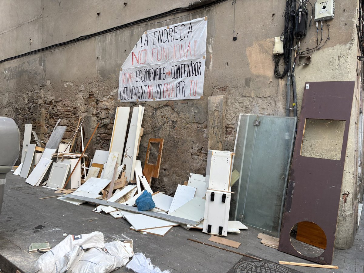 Raval para todos (@ravalparatodos) on Twitter photo Y las 8am seguimos igual en el centro del #raval y de la #placadelpedro
Seguridad? Ninguna
Multas? Cero
Basura? Hasta arriba
Vecinos abandonados? Todos
Ya está bien de que el <a href="/bcn_ajuntament/">Ajuntament de Barcelona</a> <a href="/barcelona_010/">Barcelona 010</a> normalice está vergüenza de acera. Y las 8am seguimos igual en el centro del #raval y de la #placadelpedro
Seguridad? Ninguna
Multas? Cero
Basura? Hasta arriba
Vecinos abandonados? Todos
Ya está bien de que el <a href="/bcn_ajuntament/">Ajuntament de Barcelona</a> <a href="/barcelona_010/">Barcelona 010</a> normalice está vergüenza de acera.