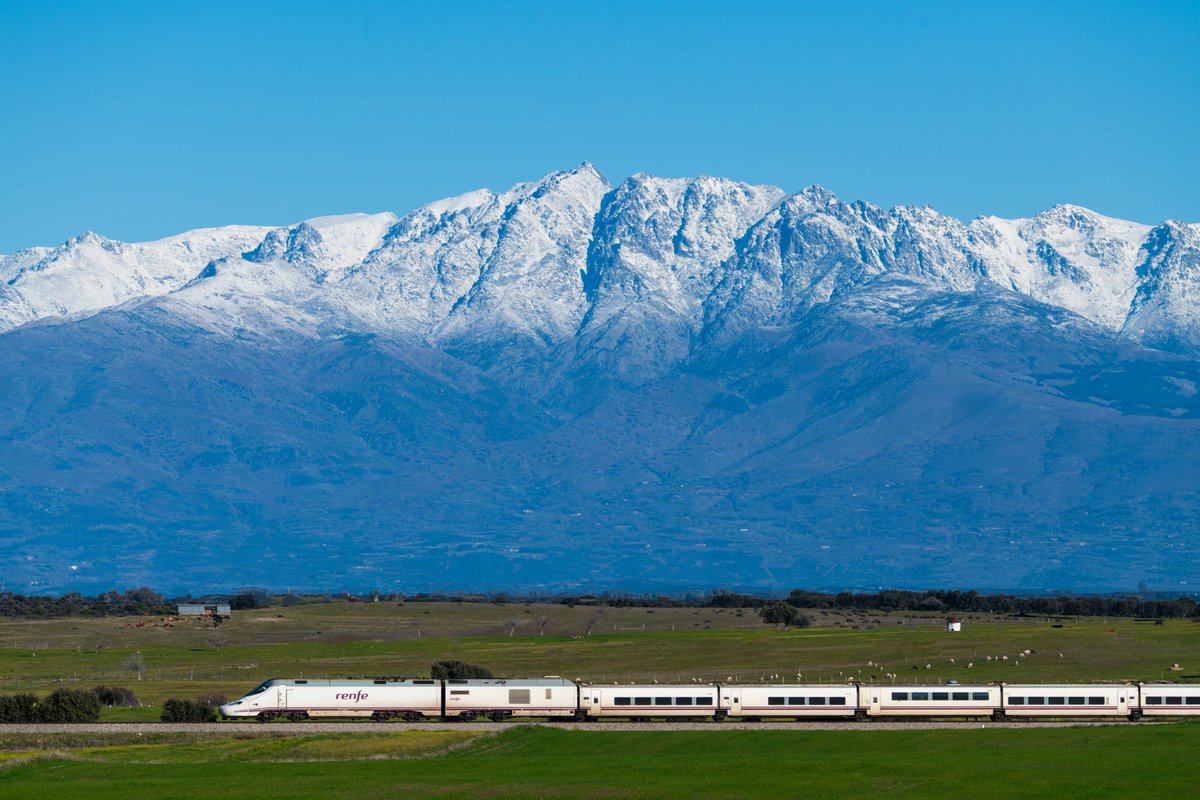 Alvia Madrid-Badajoz, pasando frente a la sierra de Gredos nevada donde destaca el pico Almanzor (2.591 metros) cumbre máxima de Gredos.
Calzada de Oropesa (Toledo) 31 de enero de 2025.