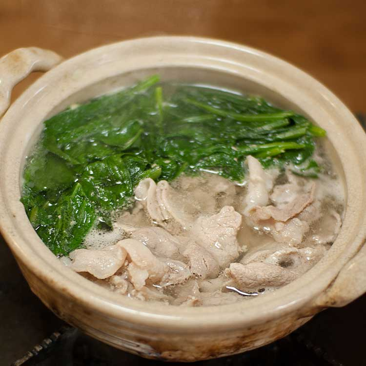 waseda202's tweet photo. 今日は常夜鍋！ほうれん草と豚肉と豆腐がメインで、湯豆腐みたいにポン酢で食べます♪
火の通りが早く、特別な材料もいらないので、簡単です😋豚バラや豚ロースの薄切りがおすすめ♡今日は家にあったネギと舞茸ともやしも足しました😊
＃あったか鍋 #常夜鍋 #fammスクール  ##私がやってる時短術 https://t.co/TMtp62ojlR