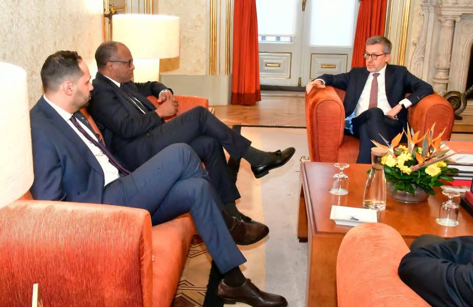 Pedro Lopes (@pedrolopescv) on Twitter photo With the the Prime Minister <a href="/UlissesCorreiaa/">Ulisses Correia e Silva</a> on his courtesy visit to the Mayor of Lisbon, <a href="/Moedas/">Carlos Moedas</a> . A special visit to a friend of mine and a friend of Cabo Verde. #CaboVerde #Portugal #Lisboa #Friends #capeverde #lisbon With the the Prime Minister <a href="/UlissesCorreiaa/">Ulisses Correia e Silva</a> on his courtesy visit to the Mayor of Lisbon, <a href="/Moedas/">Carlos Moedas</a> . A special visit to a friend of mine and a friend of Cabo Verde. #CaboVerde #Portugal #Lisboa #Friends #capeverde #lisbon