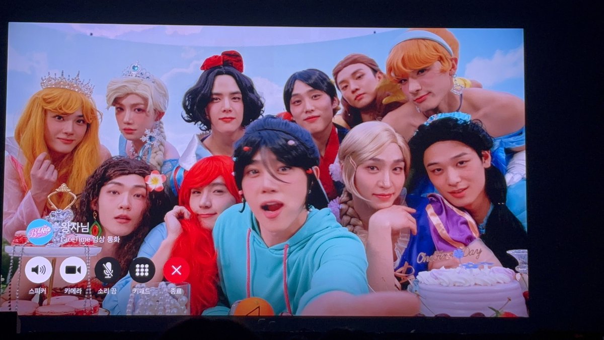 아 진짜 보법이 다르네 남돌 인권 상승으로 이제는 기억저편으로 사라진 여장이란 컨텐츠를 남자의 악마 더보이스가 자진해서 부활시켰단게 그것도 진심 전력으로,,