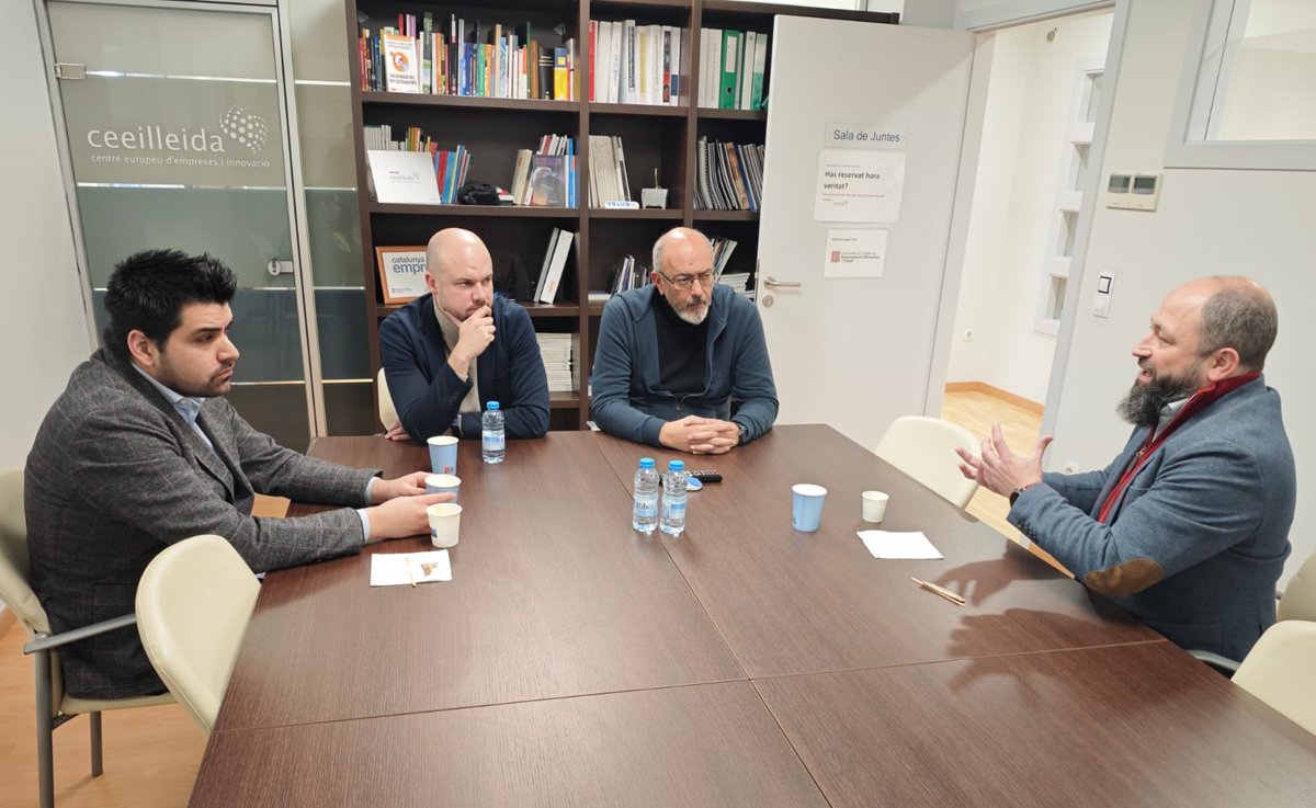ceeilleida's tweet photo. Acord del CEEILleida amb la firma lleidatana Incyber pel manteniment de la xarxa de fibra òptica del viver d’empreses https://t.co/Wcw2xkiDpl https://t.co/IBSUBBsXgo