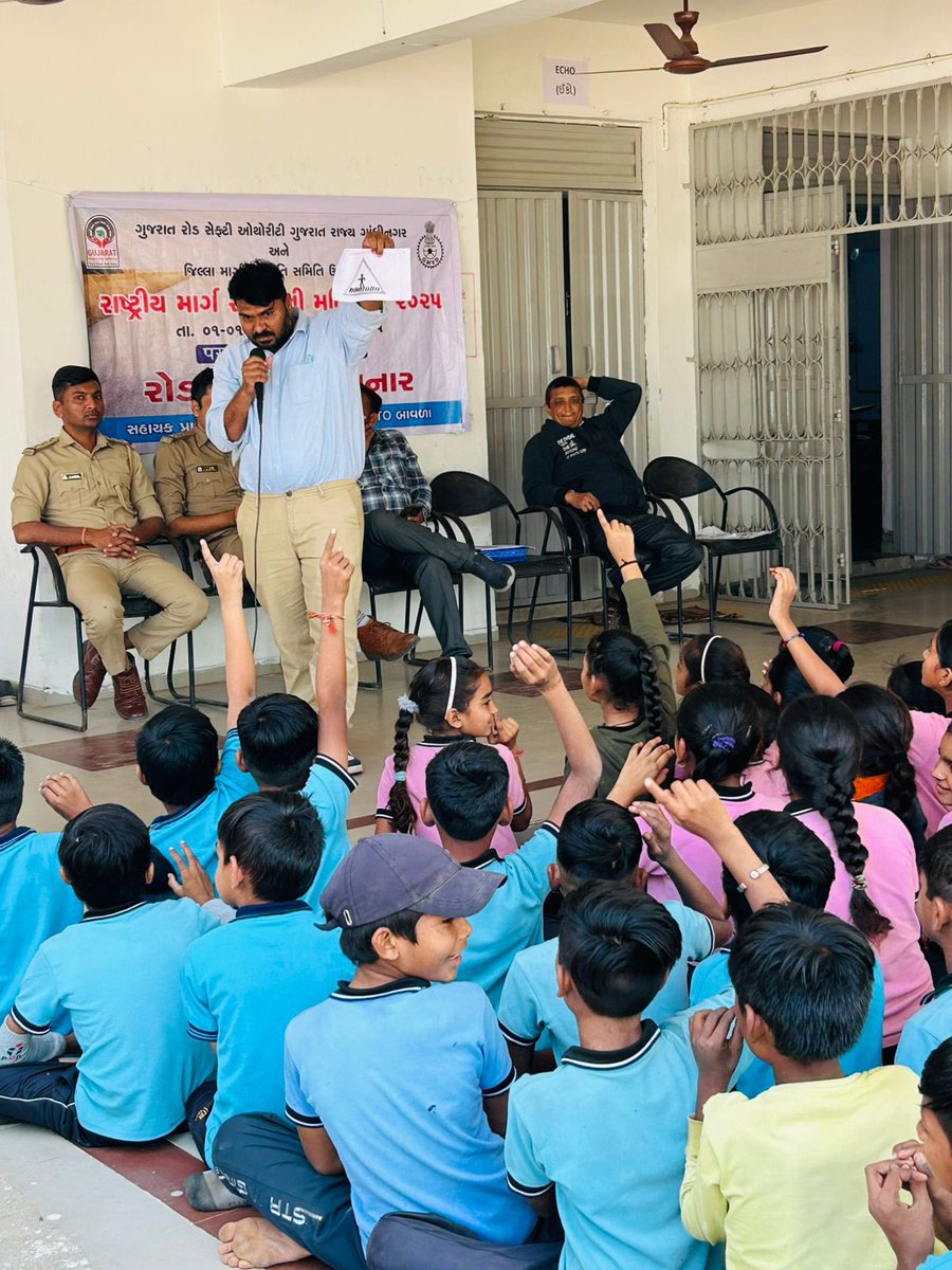 સાણંદ તાલુકાની મોડાસર ગામની પ્રાથમિક શાળા ખાતે  વિધ્યાર્થીઓને નવા મોટરવ્હીકલ્સ એક્ટ - ૨૦૧૯ના કાયદા વિષેની સમજ,  ટ્રાફીક સીગ્નલ અને સાઈન બોર્ડ તથા રોડસ્ફ્ટી શપથ લેવડાવવામાં આવેલ. <a href="/GRSAofficial/">Gujarat Road Safety Authority</a> <a href="/COTGuj_office/">Office of Commissioner of Transport</a> <a href="/CollectorAhd/">Ahmedabad Collector</a> <a href="/AhmedabadPolice/">Ahmedabad Police અમદાવાદ પોલીસ</a>