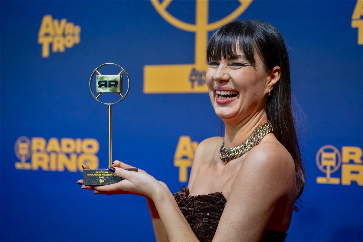 JAAAAAAAA jongens ik heb ‘m! Duizendmaal DANK voor het stemmen!!♥️♥️♥️♥️ Wat een avond en wat een eer #nothingkilledtheradiostar #meervrouwenindeether