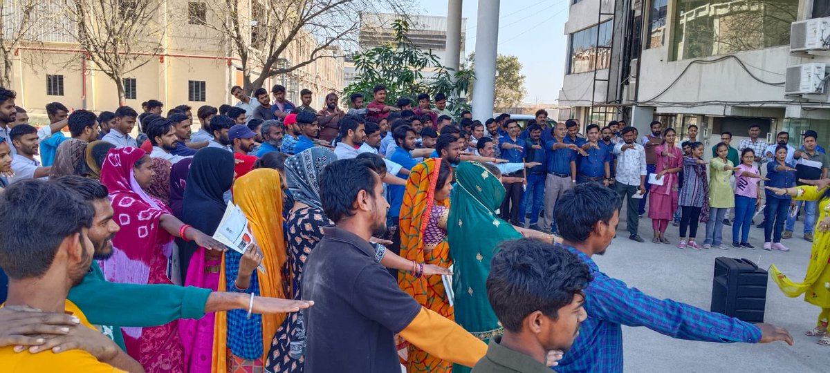 LB TAX ભાયલા કંપની ખાતે "NO HELMET NO ENTRY"ના સ્લોગન સાથે કંપનીના કામદારો ડ્રાઈવરો, કામદારોને વહીવટી સ્ટાફને રોડ સેફ્ટી  માર્ગ સલામતી વિષે સમજૂતી આપવામાં આવી. <a href="/GRSAofficial/">Gujarat Road Safety Authority</a> <a href="/AhmedabadPolice/">Ahmedabad Police અમદાવાદ પોલીસ</a> <a href="/COTGuj_office/">Office of Commissioner of Transport</a> <a href="/CollectorAhd/">Ahmedabad Collector</a>