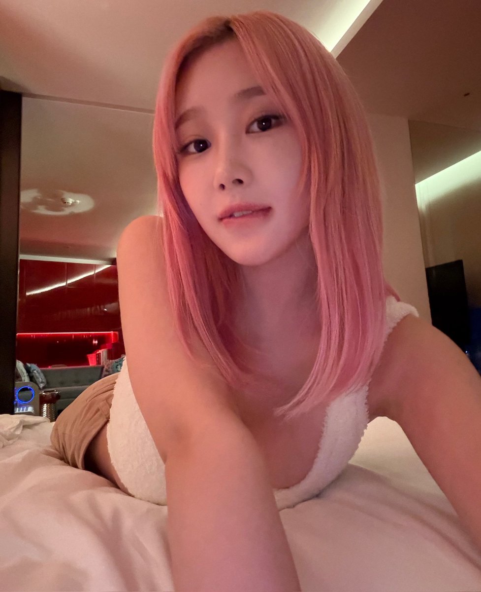 GIHOTTIE's tweet photo. giving the same vibe https://t.co/85ZP2bXeM0