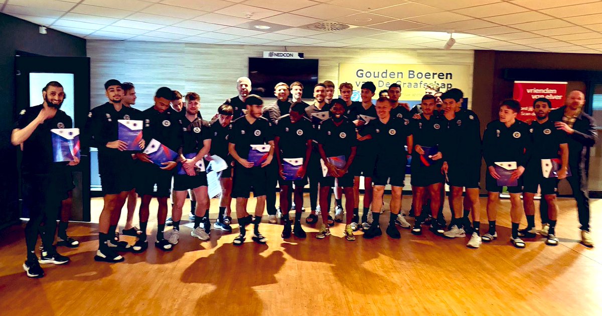 spelersvakbond's tweet image. Spelersgroepbezoek Lev &amp;amp; Arjan aan de Graafschap!

Levchenko, VVCS: “Geen mooie foto, wel een mooi bezoek en een leuke spelersgroep met goeie interactie…” 
👍😃

Dank @degraafschap voor het warme onthaal! 

📚⚽️💫🏟️ 🚙💨 

#vvcs #spelersgroepbezoek #degraafschaap #vijverberg